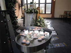 Kerzen und Blumen bei einer Trauerfeier